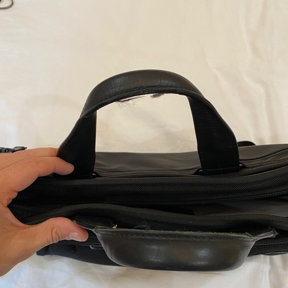 TUMI - Alpha 2 Compact Large Screen Laptop Brief Briefcase - 17 Inch Computer Ba - Picture 5 of 5